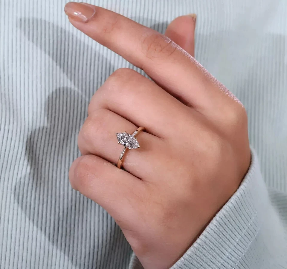 Anillo solitario de compromiso de diamantes creado en laboratorio con acabado de oro de 14 quilates corte marquesa de 2 quilates Foto 4 de 4