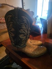 Tony Lama Extremely rare rattle snake skin 35 year old boots