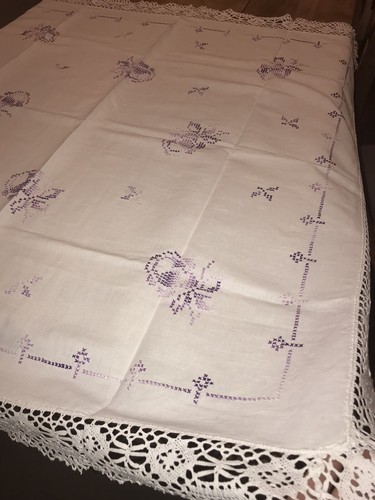 Tovaglia in tessuto di puro lino con ricami di rose color lavanda sfumato - Foto 11 di 14