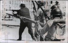 Foto de prensa 1961 guardaespaldas de Velaso Ibarra Jaime Villavicencio, policía, Ecuador