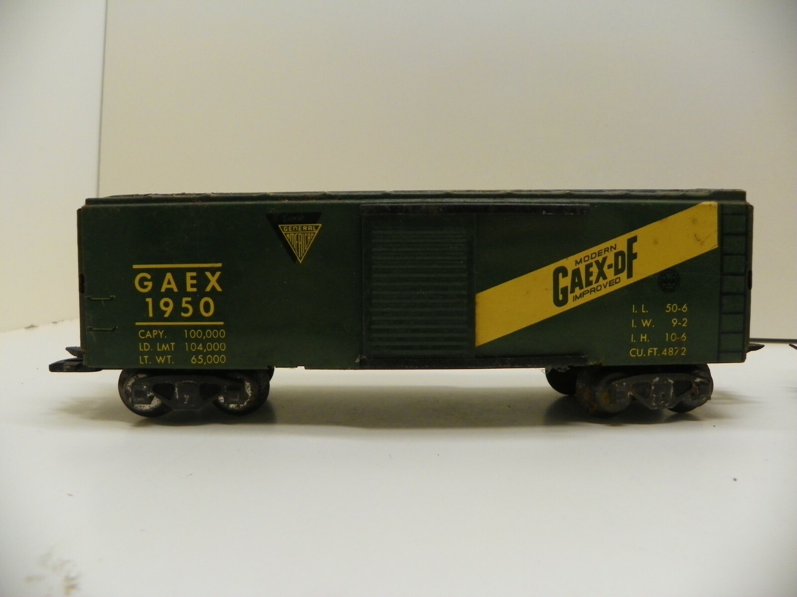 Vintage collection of O gauge model train cars for parts or restoration