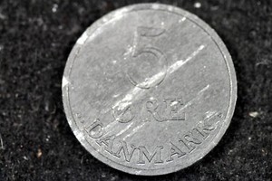 1950 - DENMARK 5 ORE ZINC SCARCE!!  #H18083