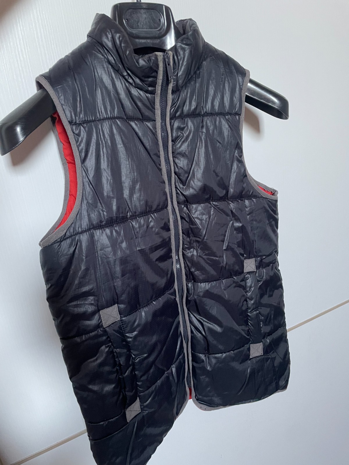 GILET OKAIDI KIDS 14 YEAR OLD BLACK AND RED.