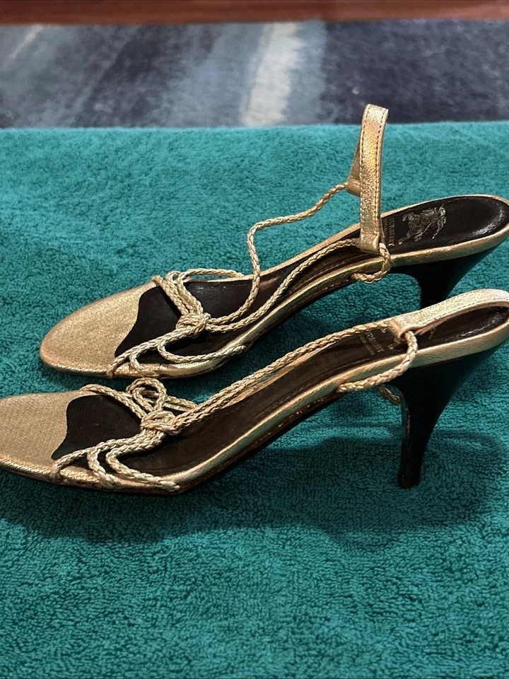 Hermosas sandalias/tacones Burberry dorados con tiras NUEVOS sin caja talla 6 Foto 4 de 4