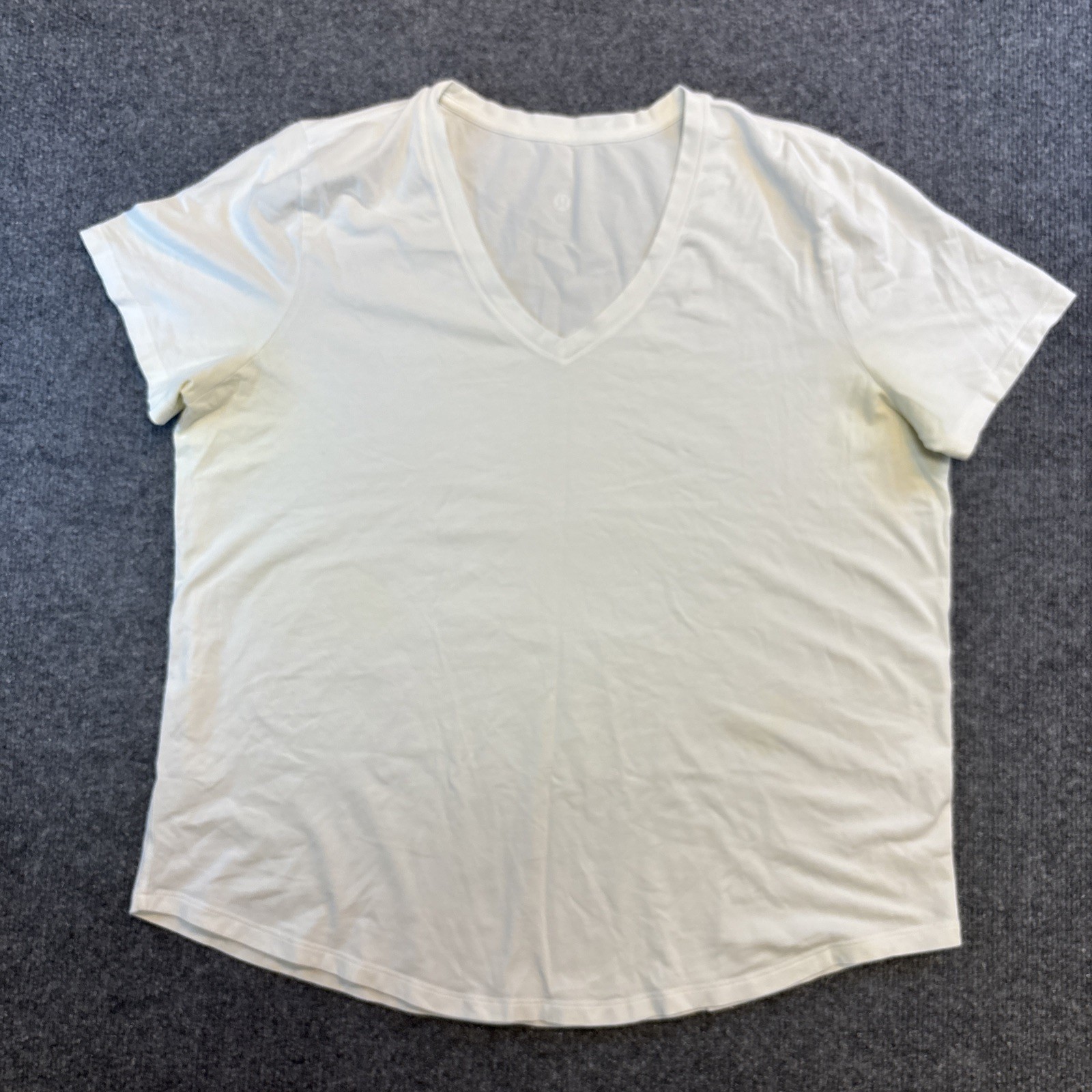 Men's Lululemon Fundamenta White V-Neck Activewear/Casual White T-Shirt-Size M/L