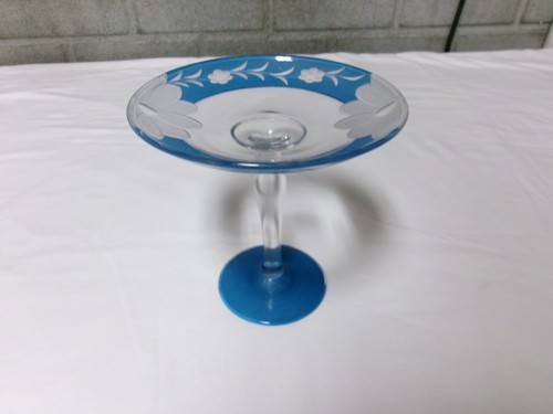 Piatto Bob Bon vintage blu e bianco piedistallo inciso floreale alto 6", 6" in diametro