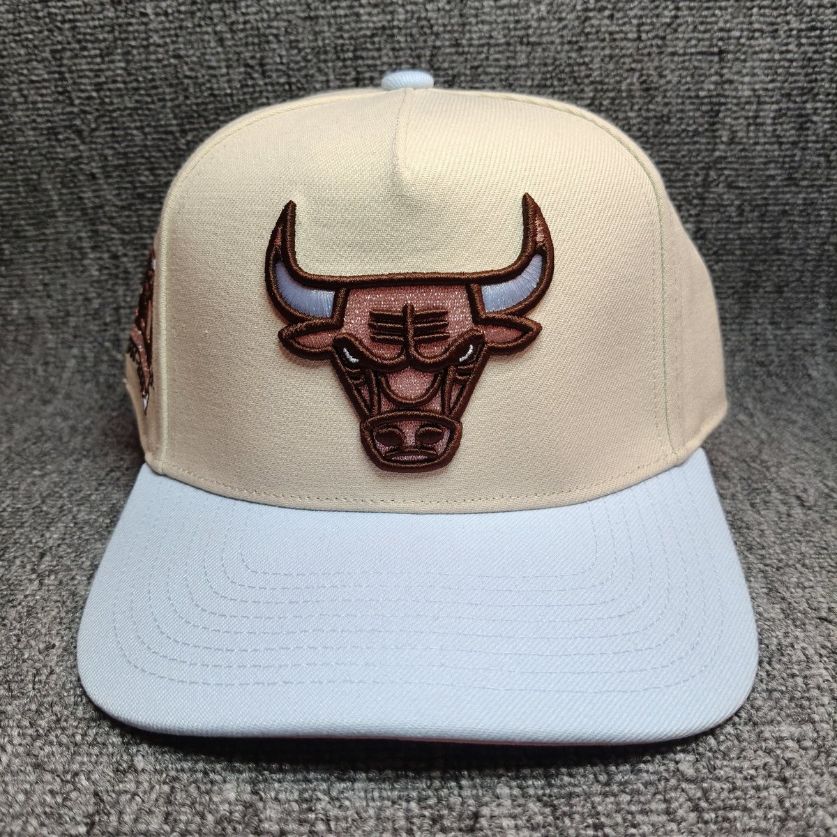 Mitchell & Ness Chicago Bulls NBA Snapback Hat Beige White 1966-2006 Patch