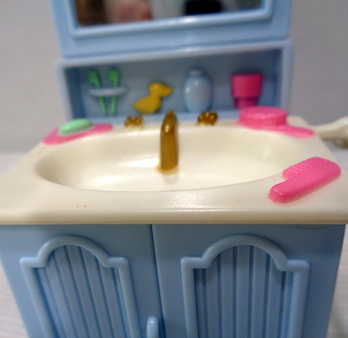 2002 Fisher Price Loving Family Bathroom Vanity Toilet Tub Potty Rug & Towel EUC - 第 5/17 張圖片