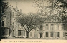 *27408 postcard Athis Mons - N.D des Retraites - Facade next to the park