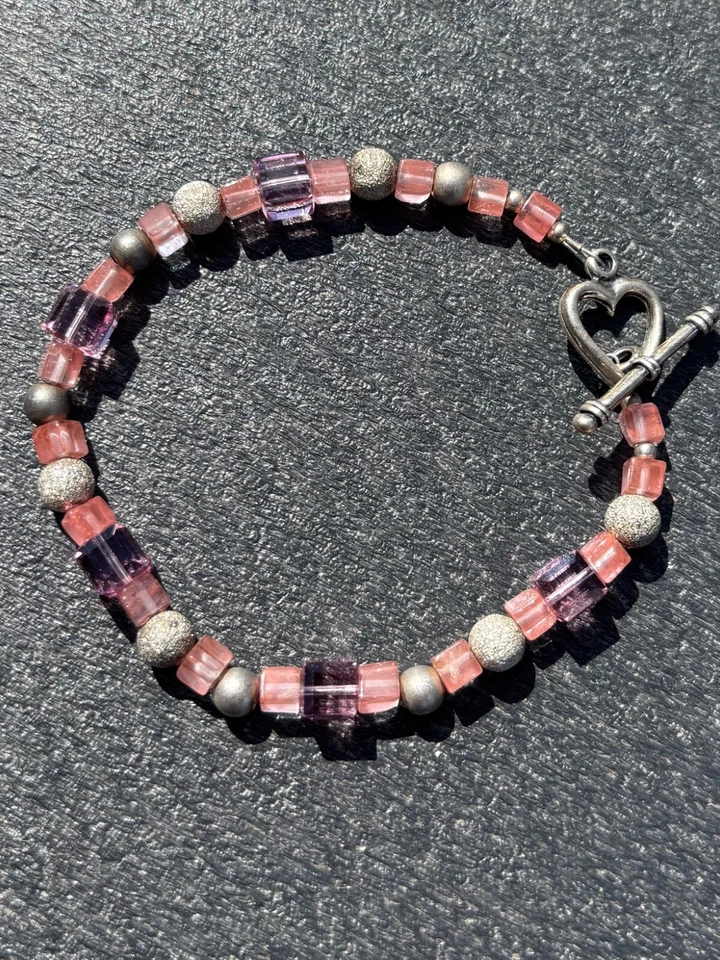 2 pulseras hechas a mano de cristal rosa y transparente con detalles plateados Foto 3 de 4