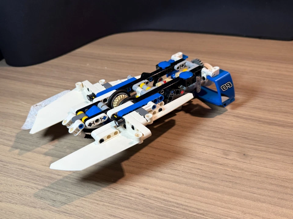 LEGO Technic 42045 Hydroplane Racer, foto 4 di 5