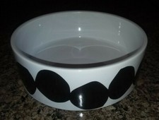 Bol pour chien en céramique à pois noir Crate & Barrel 8"