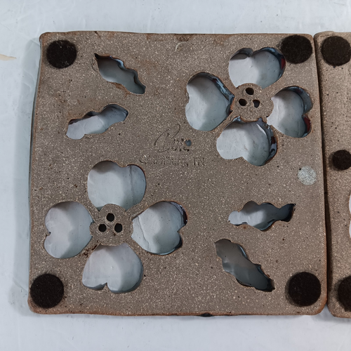 Coppia di sottobicchieri quadrati firmati Brie Art Pottery 4" - Foto 6 di 9