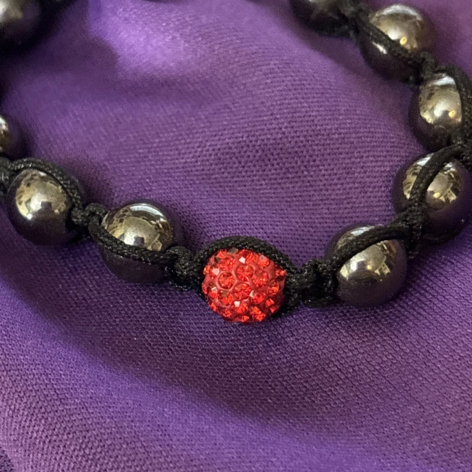 uma pulseira estilo Shamballa com contas de hematita e uma conta de cristal vermelho - Imagem 3 de 4
