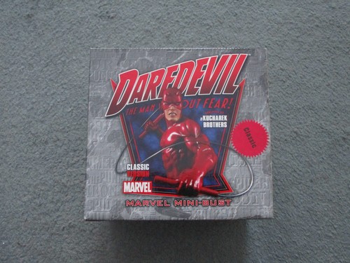Bowen Bust DAREDEVIL Red CLASSIC COSTUME Disney Hulu 64/3250 MINT and NEW - Picture 2 of 3
