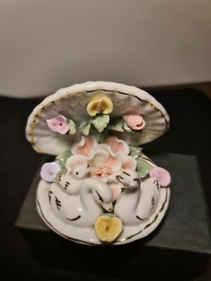 Porzellanfigur Familie der Zeichen und Blumen in einer Muschel