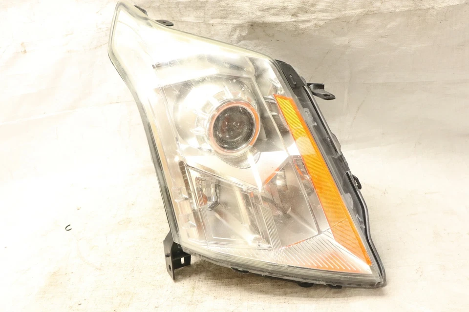 2010 2011 2012 2013 2014 2015 Cadillac SRX Passenger Side Halogen Headlight  OEM - Imagem 2 de 4