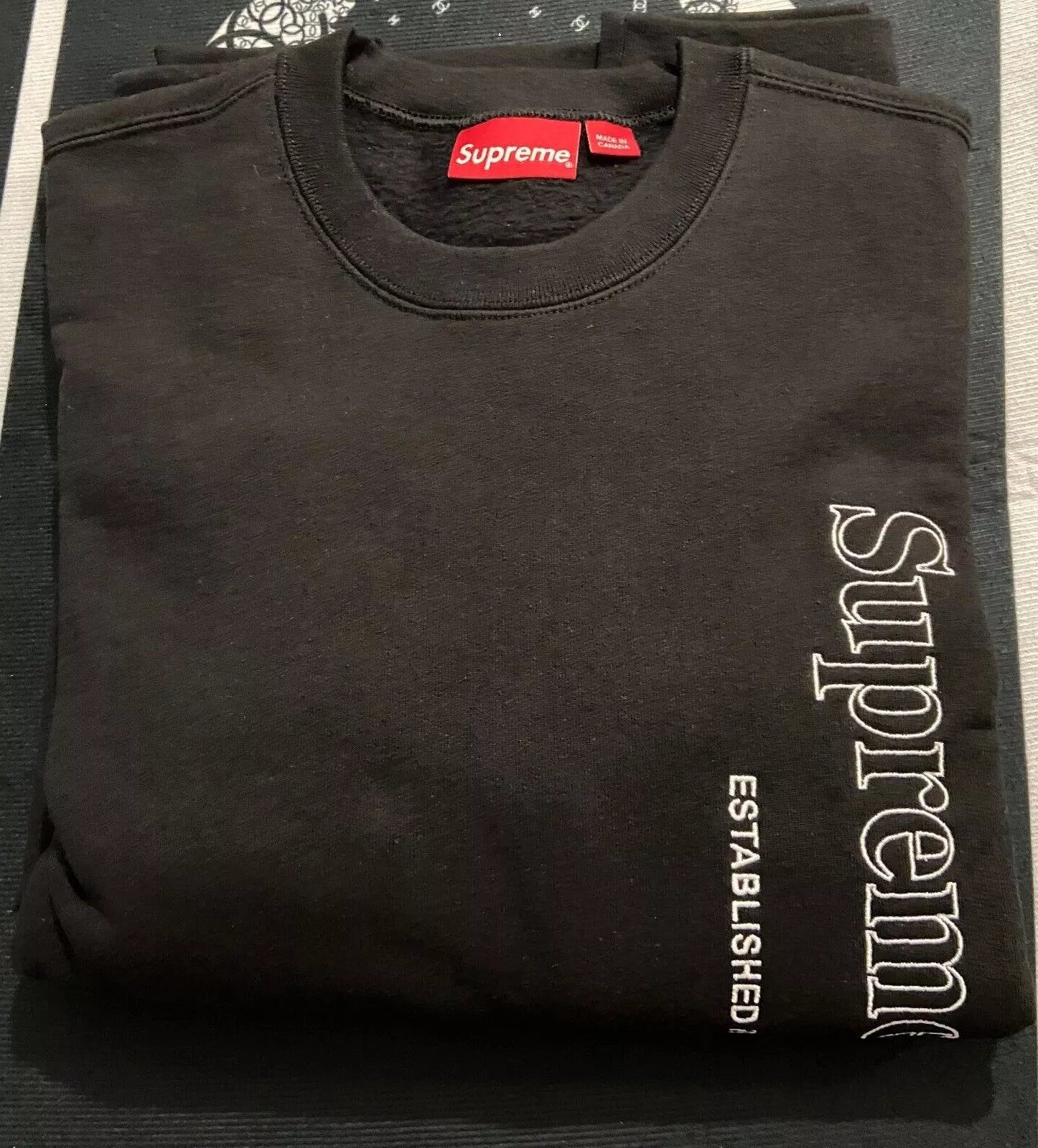 PULL SUPREME MANCHES LONGUES CREWNECK (GRAND) NOIR FLAMBANT NEUF