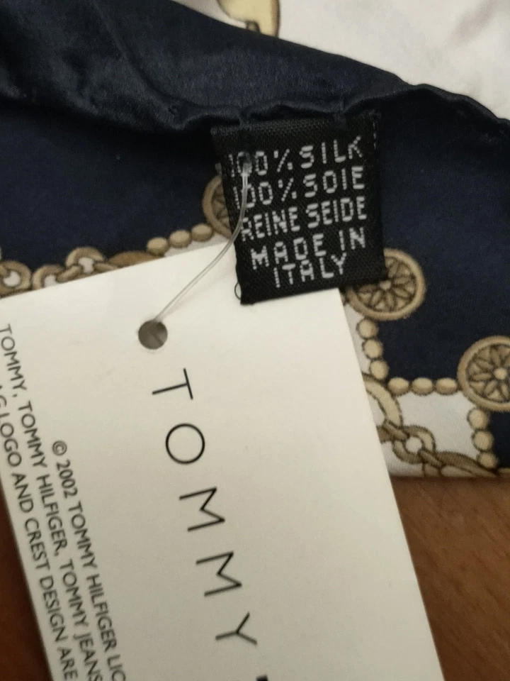 Foulard in pura seta nuovo con cartellino Tommy Hilfiger  Foto 3 de 4