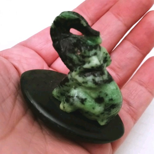 Elefante zoisita verde tallado tallado base de piedra negra piedra preciosa 2" tronco - Imagen 8 de 10