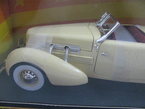 Ertl American Muscle Classics 1/18 Diecast Cream 1937 Cord 812 Convertible 32159 - Picture 3 of 11