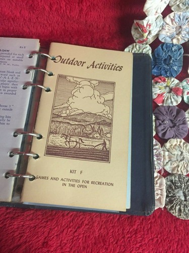 Vintage Handy Games Book with various booklets inside - Picture 8 of 11