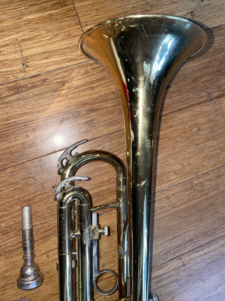 Trompeta Holton Collegiate T-602 con estuche y boquilla serie # 00302 hecha en Japón Foto 2 de 4