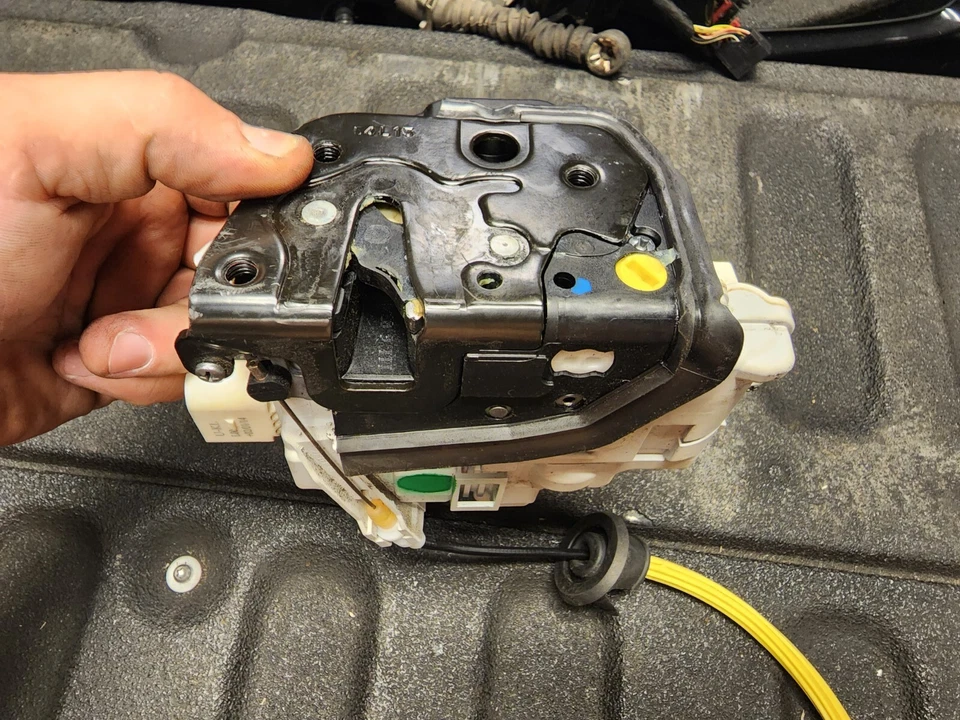 Audi A6 2010 conductor trasero lado izquierdo cerradura puerta pestillo actuador fabricante original 4F0839015 Foto 3 de 4