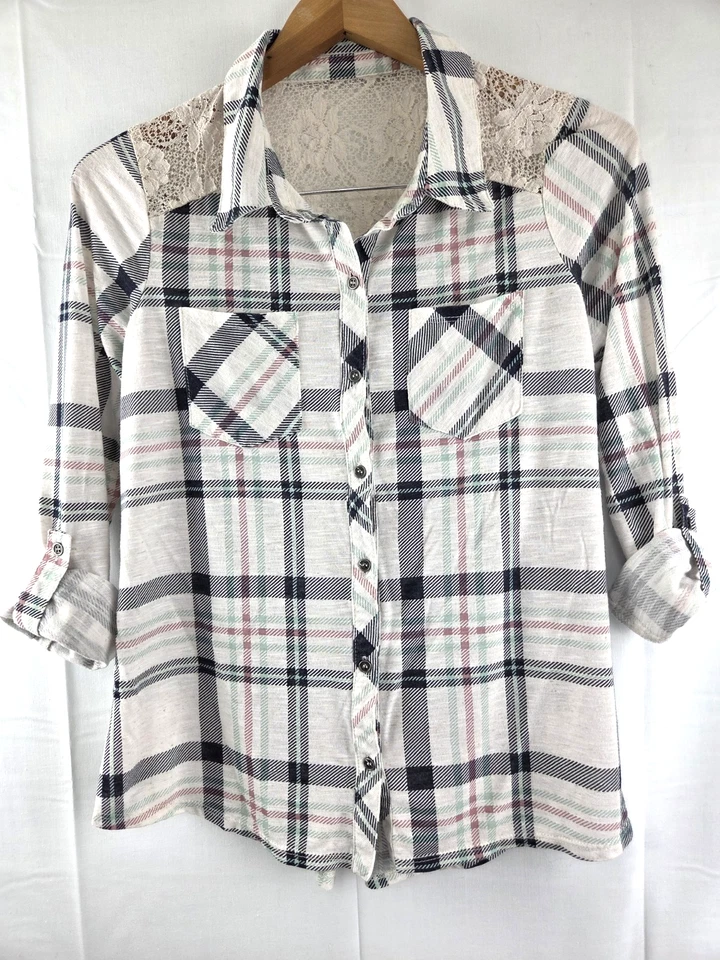 Camisa feminina Vanity mistura de linho leve azul xadrez e renda com botões M - Imagem 2 de 4