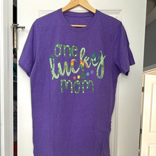 Women’s M Purple One Lucky Mom Graphic Short Sleeve Crew Neck Tee