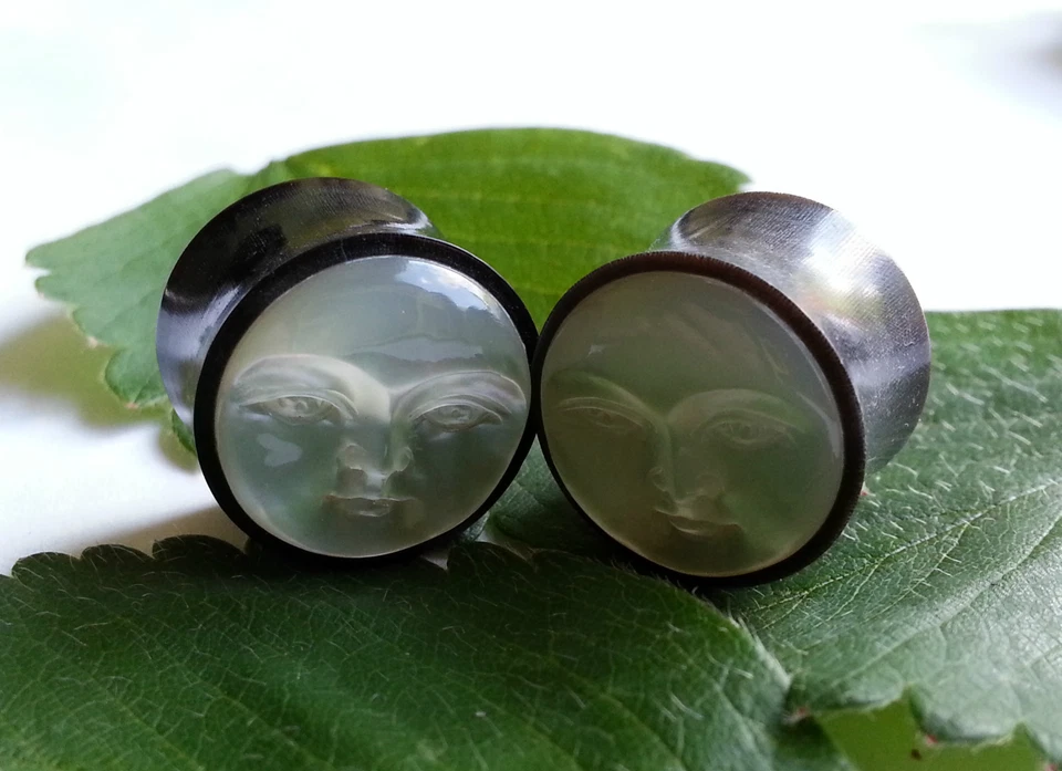 1 par de tapones para los oídos madreperla cara luna cuerno orgánico tallado medidores de túnel Foto 3 de 4