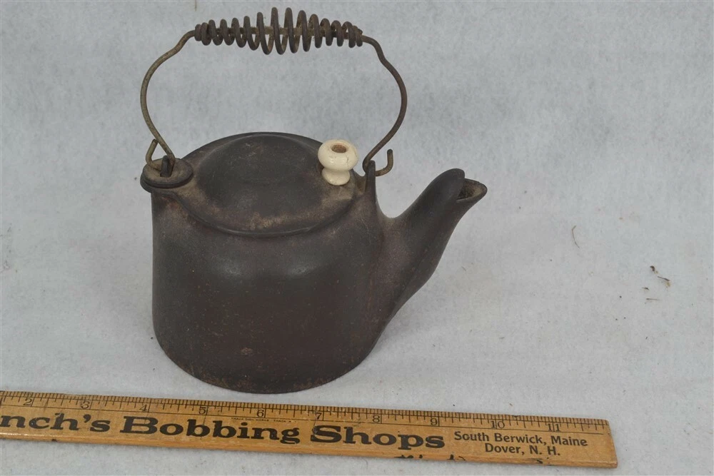Wagner Sidney size 0 tea kettle cast iron miniature child # B original antique