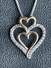 Collar triple corazón de plata de ley 925 con diamantes y detalles en oro.      C
