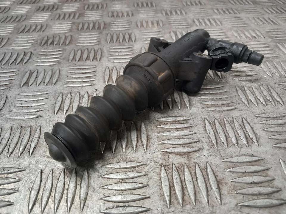 Citroen C2 Mk1 Clutch Slave Cylinder 1.1L Petrol 2009 - Image 4 of 4