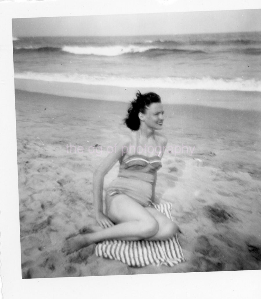 20th CENTURY SUMMER GIRL Vintage FOUND PHOTO bw PRETTY WOMAN 48 LA 91 A