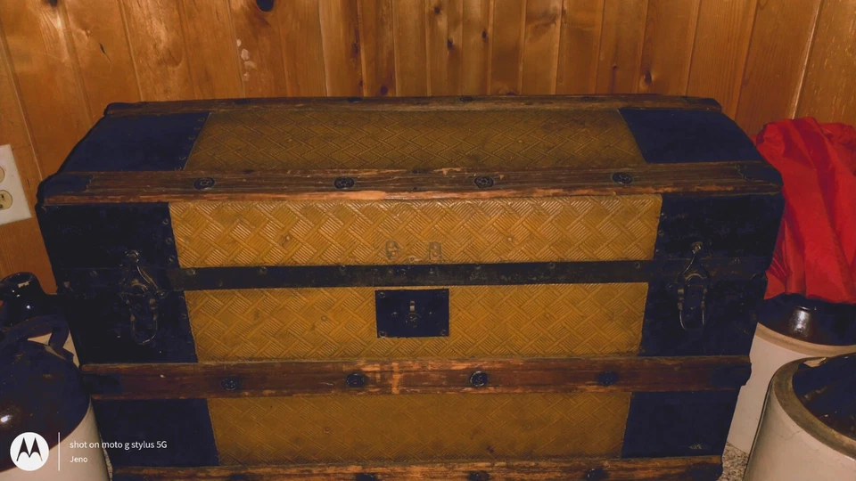 19c. BAÚL VAPORERO DE HOJALATA PRENSADO SUPERIOR CÚPULA ANTIGUA GRANDE, TODO ORIGINAL Foto 3 de 4