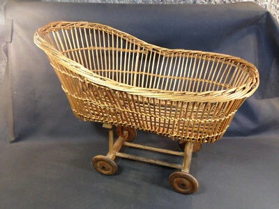Ancien landeau de poupée en osier sur roulettes en bois jouet ancien - Photo 1/4