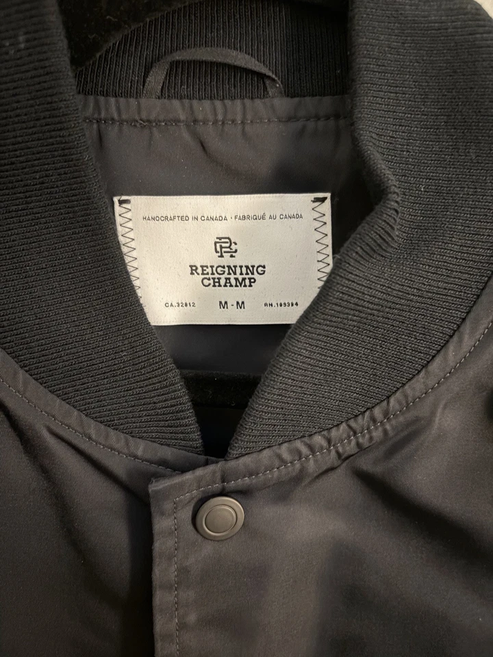 Jaqueta Bombardeiro de Cetim Reigning Champ - Preta - Masculina Média - Imagem 3 de 3