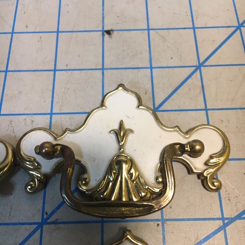 Set of 4 Vintage White & Brass Metal Drawer Pulls – Mid-Century Modern Cabinet - Picture 6 of 12