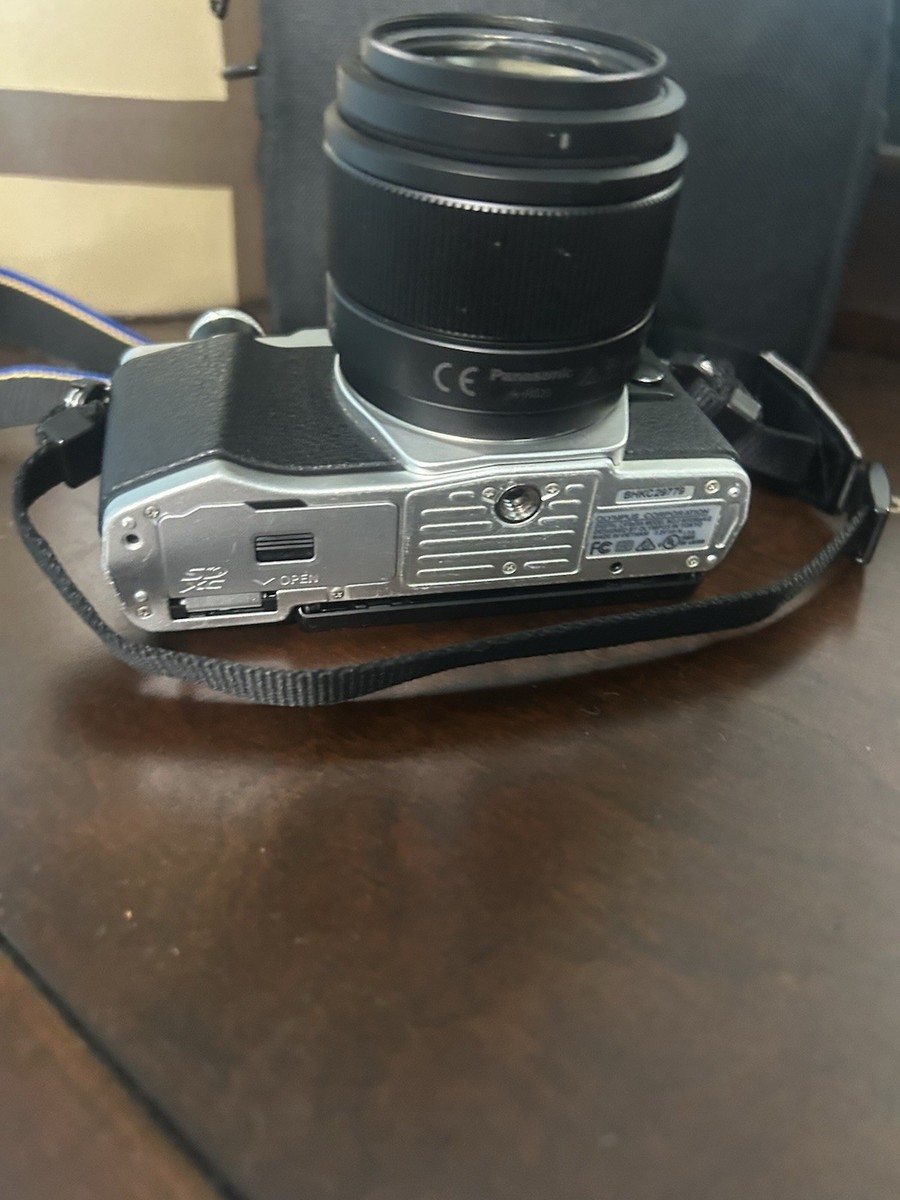 Olympus OM-D E-M10 Mark II Mirrorless Camera with 14-42mm