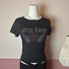 Camiseta bebé grunge y2k alas rosas estrás rue 21 negra talla pequeña rockstar