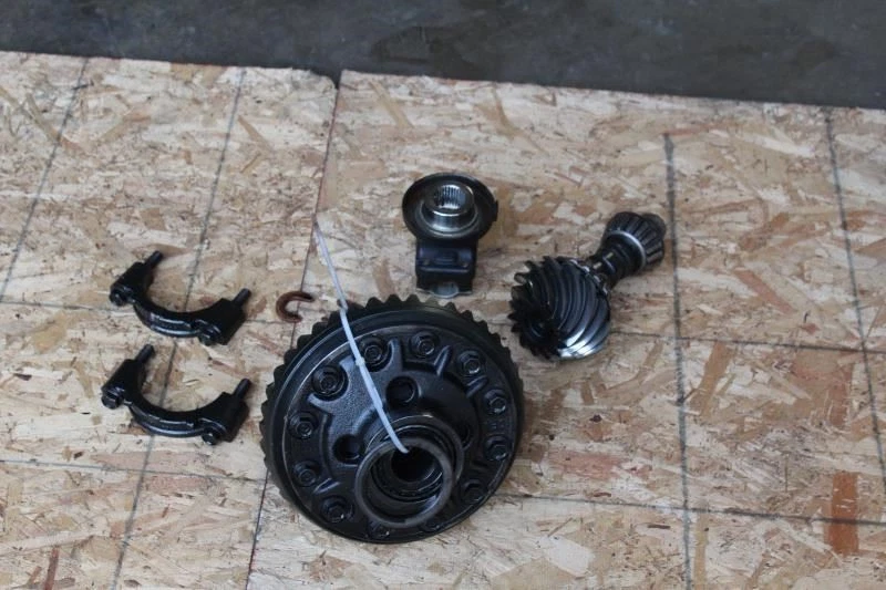 2015 凯迪拉克 ESCALADE ESV 后轴不同齿轮 8 速 — 第 2/4 张图片