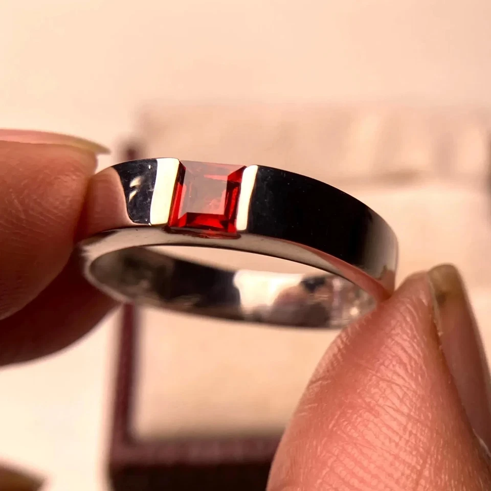 Anillo de boda de 4 mm de granate tratado con laboratorio para hombre enchapado en oro blanco de 14 quilates de plata 925 Foto 2 de 4