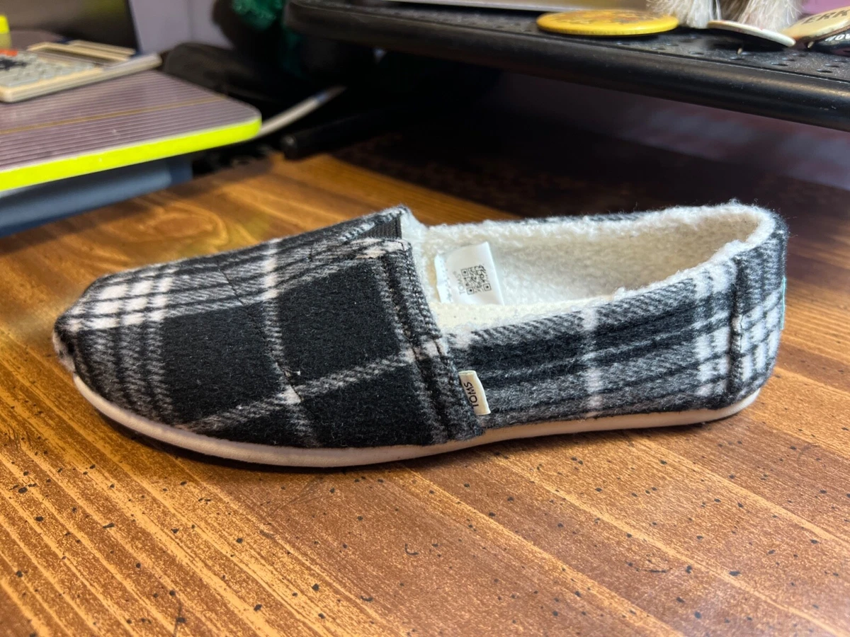 TOMS Women Sz 6 Flats Slip On Shoes Belmont Black White Plaid Fleece Lined EUC