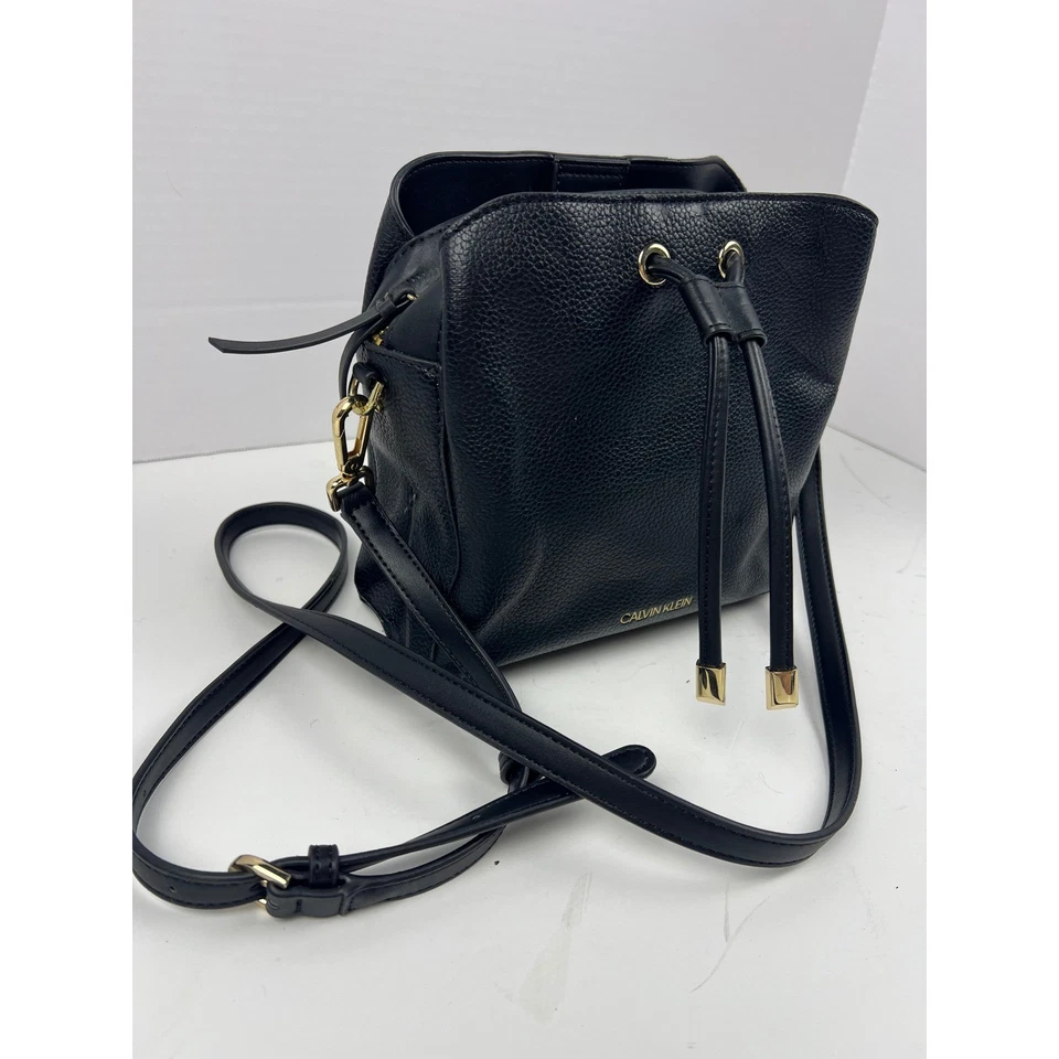 Bolso Bandolera Ajustable Calvin Klein Negro Fay Cuero Cordón Herrajes Dorados Foto 3 de 4
