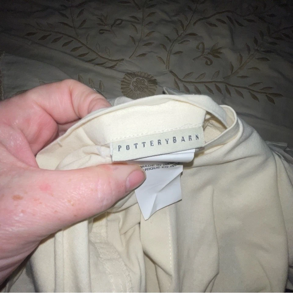 Funda de cojín Pottery Barn bordada floral blanca con volantes India vintage Foto 2 de 4
