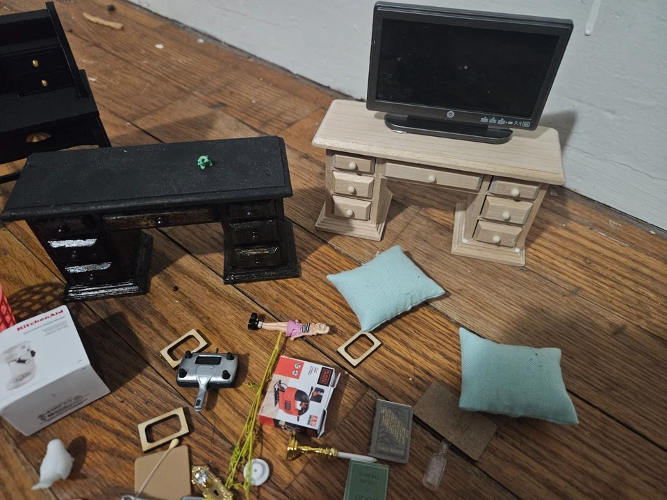 Vintage Dollhouse Furniture & Miniatures - Image 2 of 4