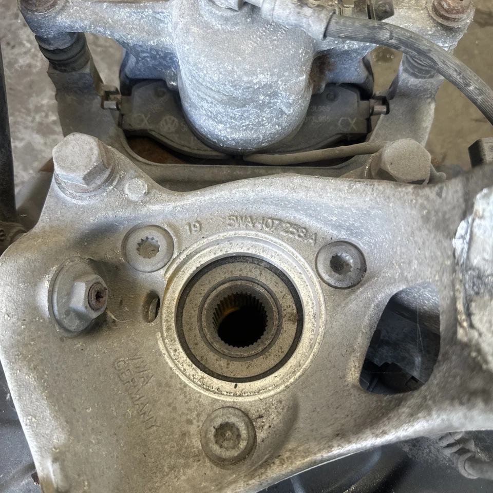 BUJE RUEDA DELANTERA DERECHA VOLKSWAGEN GOLF MK8 5WA407258A 2022 Foto 3 de 4