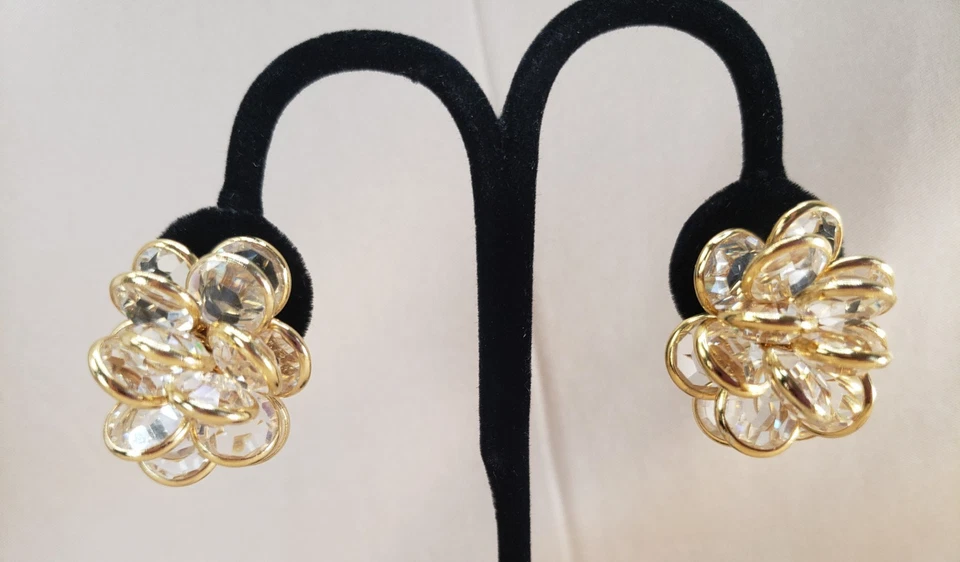 Pendientes de clip con racimo de bisel de cristal con logotipo de cisne de Swarovski Foto 2 de 4