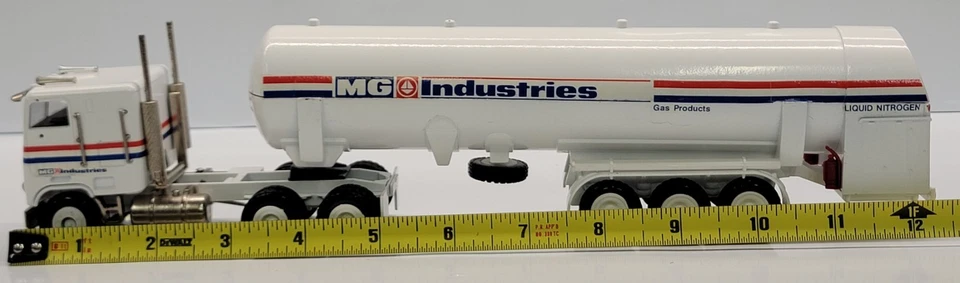 Conrad 3523 Freightliner COE Truck & Tri-Axle Trailer MG Industries Gas NOS 1:50 - Image 2 of 4